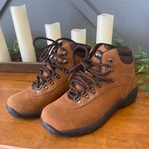 Earth Shoe tan hiking boots 8.5